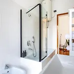 Duomo 7 Min - 3 Bedrooms, Terrace & Parking * Milan