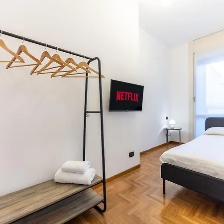 Duomo 7 Min - 3 Bedrooms, Terrace & Parking Lägenhet *