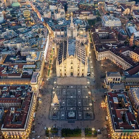 Duomo 7 Min - 3 Bedrooms, Terrace & Parking Apartment Milan